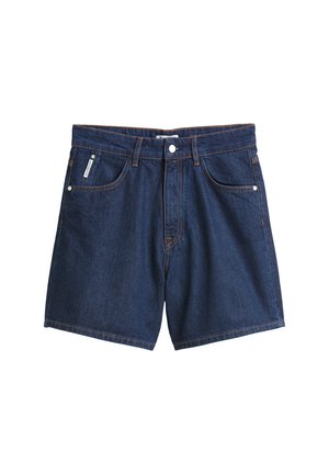 Shorts en denim bleu foncé avec une coupe droite. Comprend cinq poches, des passants de ceinture, un bouton devant et des accents de couture orange.