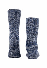 Skarpetki wykonane na drutach, z niebiesko-szarym wzorem kolorystycznym, pionowymi paskami i miękką teksturą. Wysokość do kostki, z wyraźnym mankietem i wzmocnionymi palcami.
