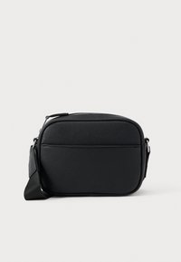 Μαύρο ορθογώνιο τσαντάκι χιαστί από υλικό με υφή, με φερμουάρ και ρυθμιζόμενο λουρί. Απλός σχεδιασμός με ελάχιστες λεπτομέρειες.