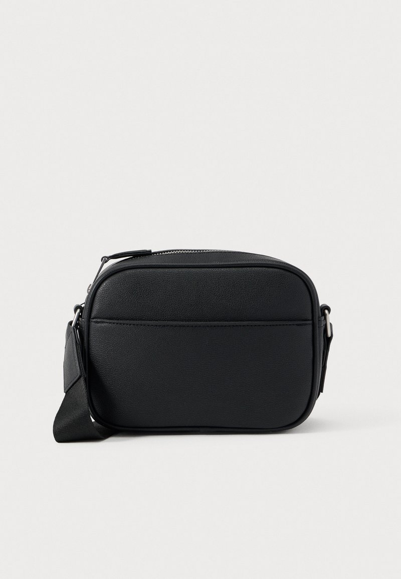 Μαύρο ορθογώνιο τσαντάκι χιαστί από υλικό με υφή, με φερμουάρ και ρυθμιζόμενο λουρί. Απλός σχεδιασμός με ελάχιστες λεπτομέρειες.