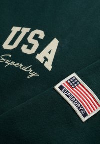 Unselected, dark pine green