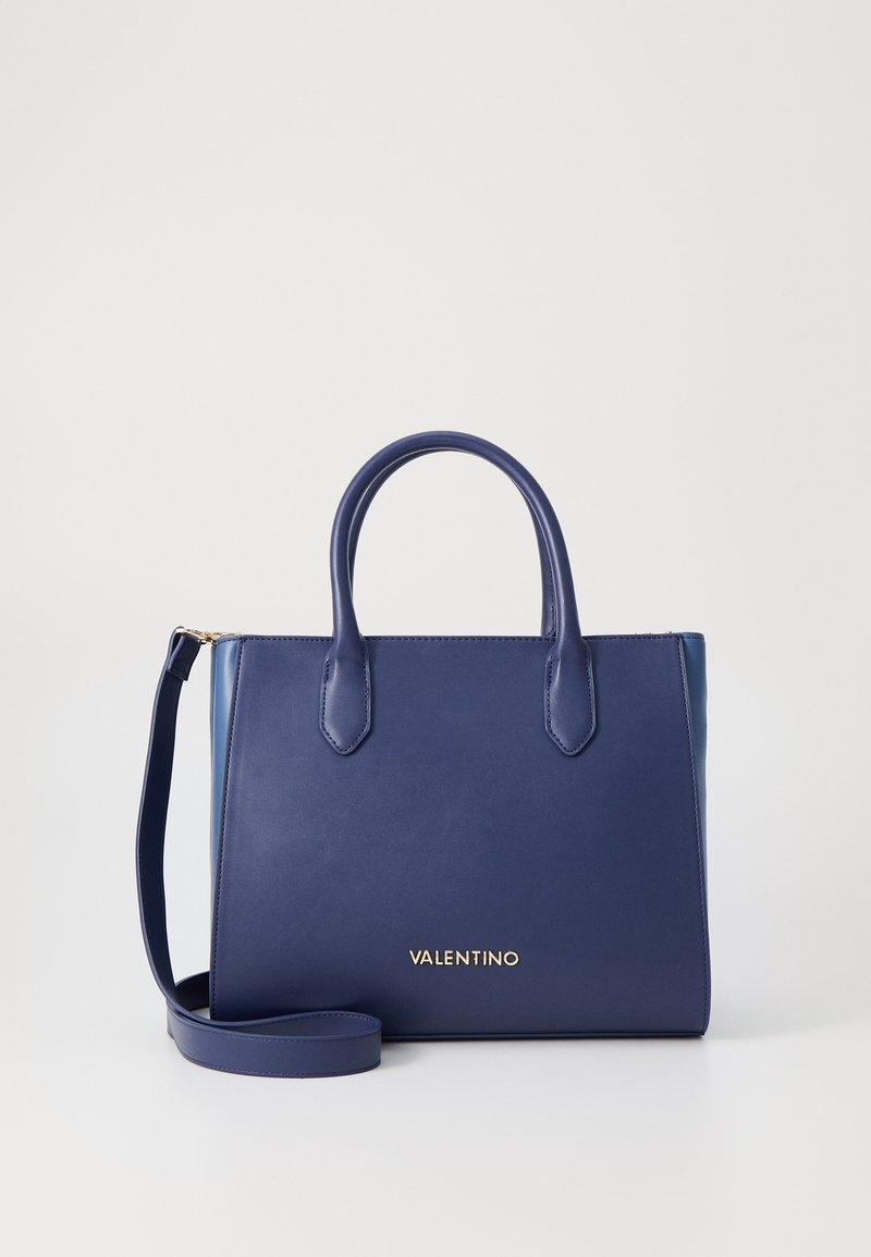 Ναυτικό δερμάτινο χέρι τσάντα με δομημένο σχήμα, διπλές επάνω λαβές, αποσπώμενο λουρί και χρυσό λογότυπο "VALENTINO". Λείος υφή χωρίς ορατά σχέδια.