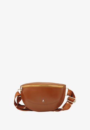 Sac bandoulière en cuir marron en forme de demi-lune avec une fermeture éclair dorée, un petit logo métallique en forme de "A" et une bandoulière en tissu à motif adjustable.