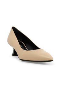 Décolleté beige in pelle con punta affilata e tacco basso. Texture liscia, fodera interna nera e un piccolo dettaglio nero sul tacco.
