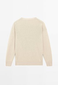 Maglione lavorato a maglia beige con scollatura rotonda, maniche lunghe e polsini e orlo a coste. Texture liscia, design minimalista e senza motivi visibili.