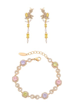Guldøreringe formet som sommerfugle med gule og klare krystaller, kombineret med et guldarmbånd med runde ædelstene i pink, gul og lilla.
