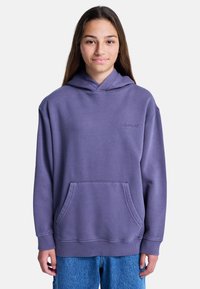 Lila Kapuzenpullover mit einer Fronttasche, entspannter Passform und langen Ärmeln. Verfügt über ein dezentes Logo auf der Brust und strukturierte Stoffqualität.