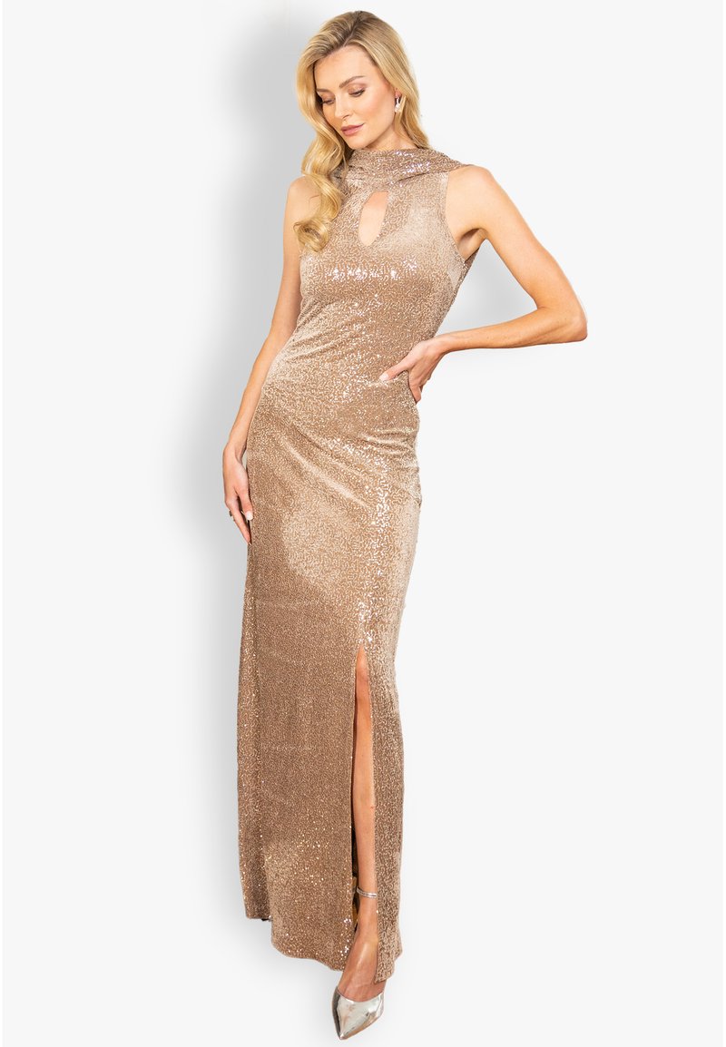 Langes, figurbetontes Kleid aus goldenen Pailletten mit hohem Ausschnitt, Schlüsselloch-Detail und seitlichem Schlitz. Glatte Textur und elegantes Design.