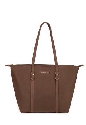 Bolsa tote marrón con dos asas largas, cierre de cremallera y pequeña etiqueta de marca rectangular en el centro delantero.