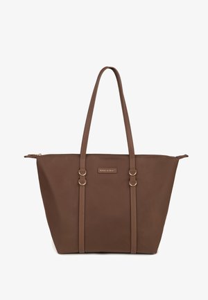 Bolsa tote marrón con dos asas largas, cierre de cremallera y pequeña etiqueta de marca rectangular en el centro delantero.