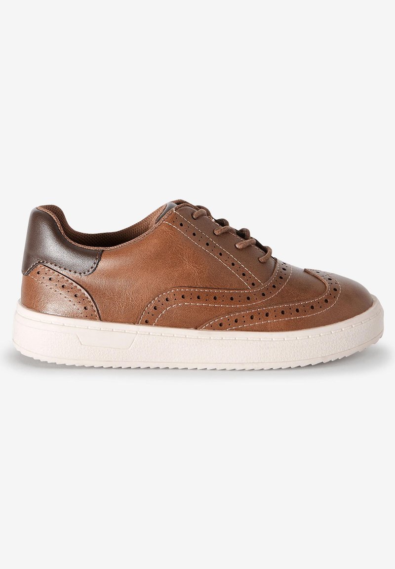 Sneaker en cuir marron avec un design perforé, talon marron foncé contrastant et semelle en caoutchouc blanche. Fermeture à lacets et tige texturée.