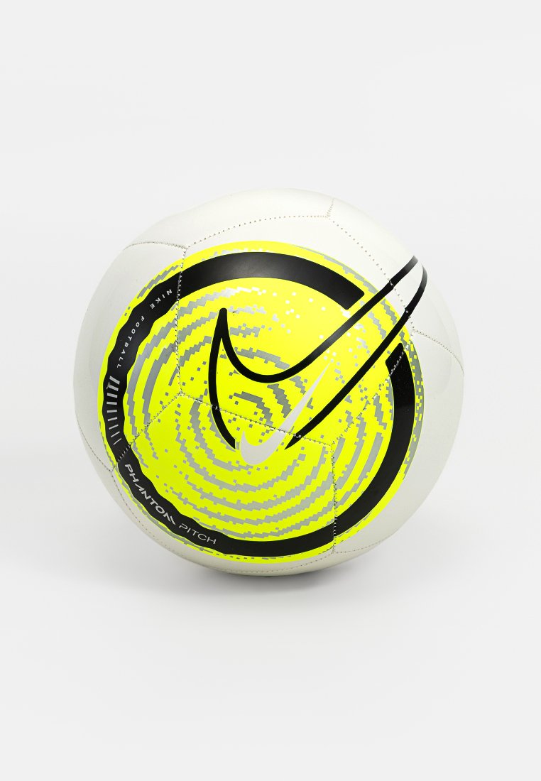 Un ballon de football Nike présentant une surface blanche avec des motifs en spirale jaunes, des accents noirs et un logo distinctif en forme de swoosh noir.