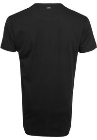 Zwarte t-shirt met korte mouwen, gemaakt van zacht katoen, met een ronde halslijn en een eenvoudig ontwerp zonder versieringen of patronen.