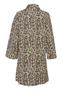 Leopardo raštas, iki kelių ilgio kimono su apykakle, trijų ketvirčių rankovėmis ir minkšta, tekstūruota medžiaga smėlio ir rudos spalvos tonais.