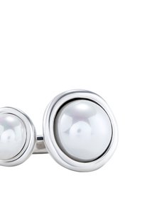 Gemelos de plata con perlas blancas circulares envueltas en bezels suaves, que exhiben un acabado pulido y un diseño moderno.