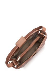 Borsa a tracolla in pelle marrone con tracolla regolabile, apertura superiore che mostra l'interno foderato in beige e un compartimento centrale con zip.