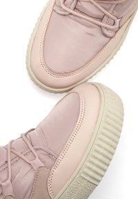 Rosa Sneakers aus glattem Satin und Leder mit einer strukturierten Gummisohle, ausgestattet mit Schnürsenkeln, Nähdetails und einem runden Zehen-Design.