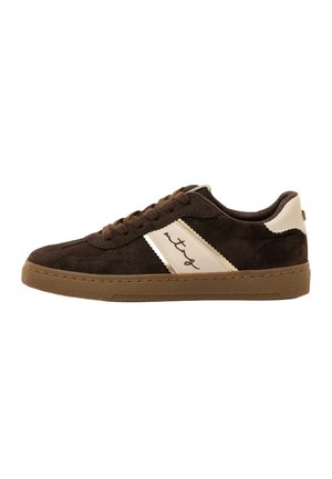 Dunkelbrauner Wildleder-Sneaker mit beigem Seitenstreifen und Fersendetail, braune Schnürsenkel und Gummisohle, seitlich dargestellt.