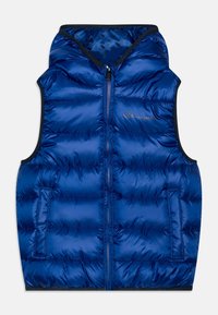 Niebieska kamizelka puchowa z kapturem, wykonana z błyszczącego materiału, z frontowym zamkiem błyskawicznym, dwoma bocznymi kieszeniami i czarnym wykończeniem wzdłuż krawędzi.