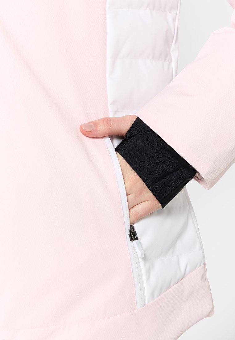 Giacca rosa chiaro con tasca con zip e dettagli neri sui polsini. Presenta una superficie testurizzata e un rivestimento bianco per contrasto.