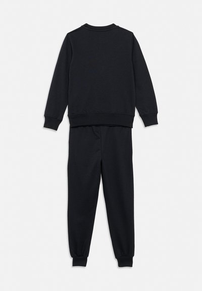 Set nero composto da felpa a maniche lunghe e pantaloni jogger abbinati, con polsini a coste sulle maniche, in vita e alle caviglie dei pantaloni.