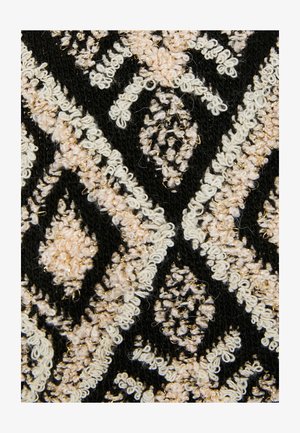 Czarna tkanina z teksturowanym wzorem diamentów i floralnymi detalami w odcieniach kremowym i różowym, akcentowana metaliczną nitką.