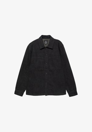 Schwarzes, langärmliges Hemd mit Knöpfen, zwei Brusttaschen und Kragen, flach auf weißem Hintergrund präsentiert.