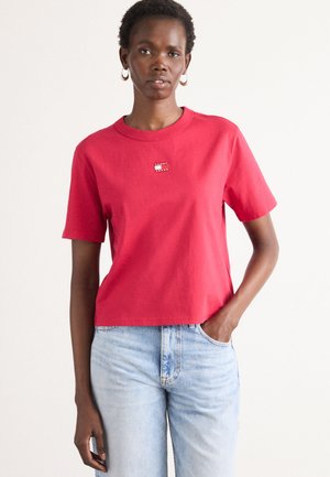 BADGE TEE - Základné tričko - ruby rhubarb