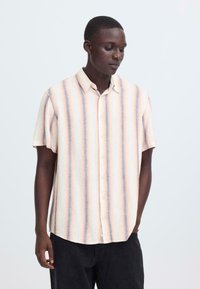 Korte mouwen overhemd van licht materiaal met horizontale strepen in pastelkleuren: roze, blauw en crème, met een button-down kraag en afgeronde zoom.