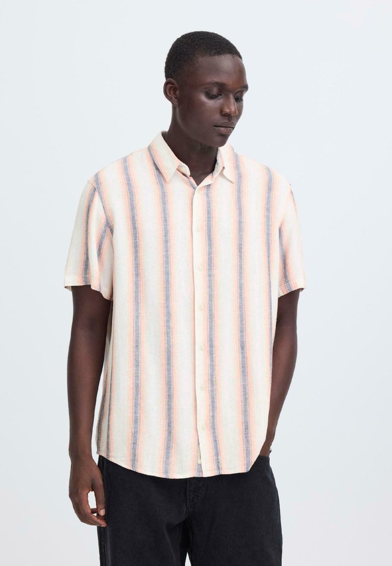 Korte mouwen overhemd van licht materiaal met horizontale strepen in pastelkleuren: roze, blauw en crème, met een button-down kraag en afgeronde zoom.