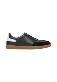 Zwarte leren en suède sneaker met een witte hiel, rubberen zool en textuurelementen; heeft een klassiek vetersluitingontwerp.