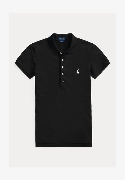 Černé polo tričko s krátkým rukávem, vybavené čtyřmi knoflíky a malým bílým vyšívaným logem koně na levé straně hrudi.