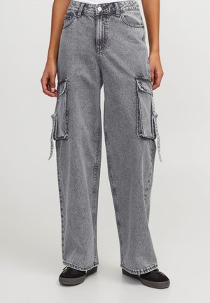 Pantalones cargo de mezclilla gris con piernas anchas, que cuentan con bolsillos laterales, un cierre de boton y costuras a contraste. La tela texturizada añade profundidad.