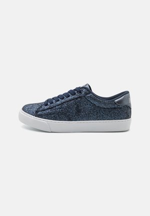 Donkerblauwe sneaker met een gestructureerde glitterafwerking, witte rubberen zool, ronde neus en zes donkerblauwe veterogen. Metalen zilveren accenten bij de hiel.