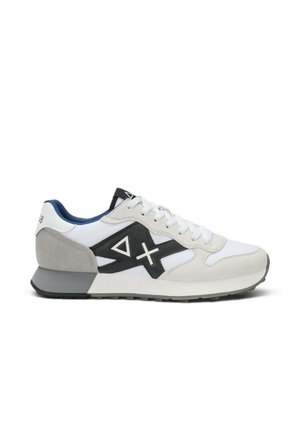 Sneaker bianca e grigia con tomaia bassa e lacci anteriori, pannello laterale nero con triangoli bianchi e forme a X, e fodera interna blu.