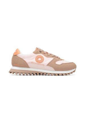 Zapatilla de deporte marrón claro y rosa pálido con suela texturizada, parche redondo con logo en el lateral y cordones delanteros.