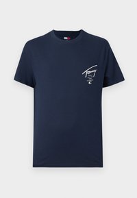 Marineblå bomulds t-shirt med rund hals. Har et hvidt grafisk motiv på venstre bryst, der viser mærke- og bynavne i versaler.