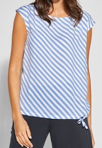 Blå och vit randig ärmlös topp med rund halsringning och knytdetalj i nederkant, tillverkad av lätt material.
