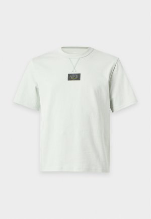 Nike Sportswear, TEE TAILORED PREM PATCH - Βασικό μπλουζάκι - jade aura