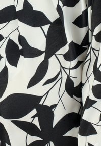 Damart Blusa - blanc cassé feuillage