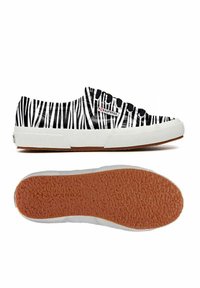 Sort-hvide zebra-stribede kanvas sneakers med sorte øjetter og hvide gummisåler; struktureret brun gummisål.