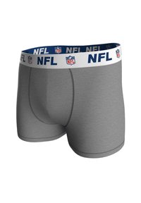 Szare bokserki wykonane z miękkiego materiału, wyposażone w biały pas z napisem "NFL" i niebieskimi logo. Dopasowany krój z płaskimi szwami.