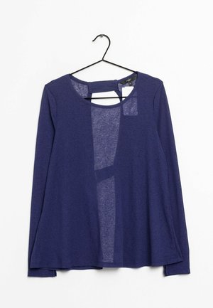 Haut long à manches violettes en tissu léger, avec un col rond et un détail découpe au dos. Caractérisé par une coupe décontractée avec un ourlet arrondi.