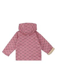 Roze regenjas met een regenboogpatroon, capuchon en lange mouwen. De manchetten hebben een gestreepte accent in geel en wit. Glad textuur.