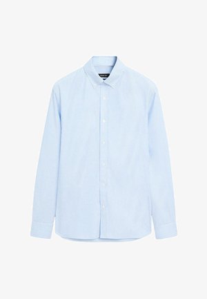 Jasnoniebieska koszula w paski z białymi elementami, zapinana na guziki. Posiada wykrój kołnierzyka, długie rękawy, prosty dół oraz białe guziki. Wykonana z gładkiej bawełny.