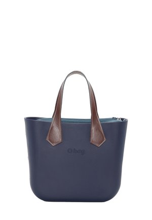 Námorně modrá taška přes rameno s hnědými koženými ušima a zipovým uzávěrem, na přední straně s embosovaným logem "O bag".