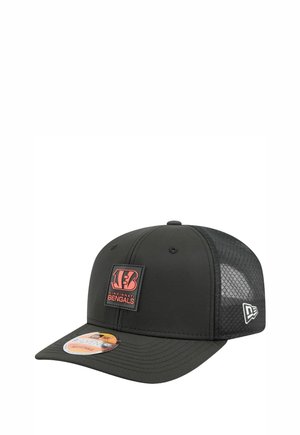 Casquette de baseball noire avec un avant uni et un arrière en maille. Elle présente un patch logo carré en rouge et noir, avec une sangle ajustable.