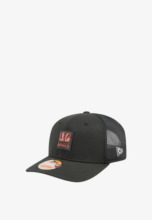 Schwarze Baseballmütze mit einer festen Vorderseite und Netzrücken. Verfügt über ein quadratisches Logo-Patch in Rot und Schwarz sowie einen verstellbaren Riemen.