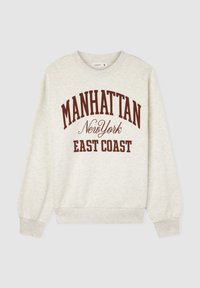 Felpa crema con scollatura rotonda. Presenta testo bordeaux che recita "MANHATTAN", "New York" e "EAST COAST" in diversi caratteri. Texture morbida.