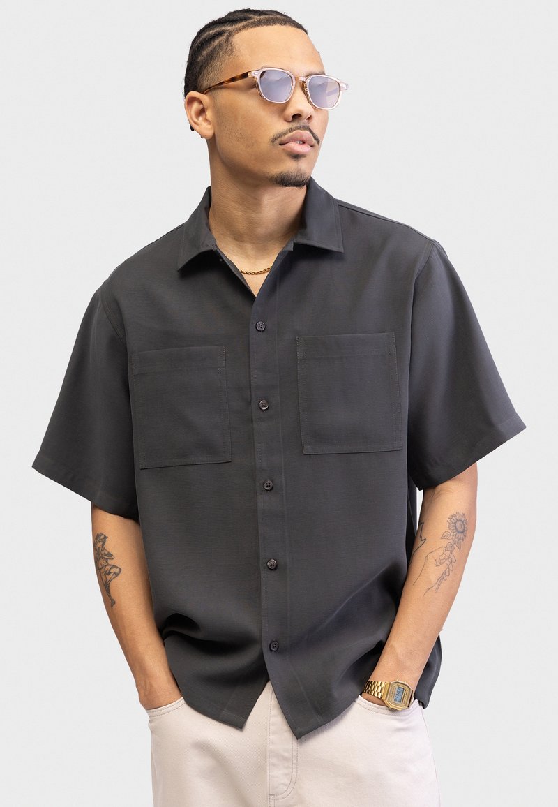 Redefined Rebel - DEREK BOXY FIT - Majica - pirate black, Povećaj